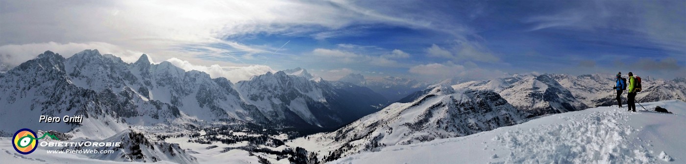 47 Panorama dal Monte Campione (2171 m) a sud-est verso la Val di Scalve.jpg